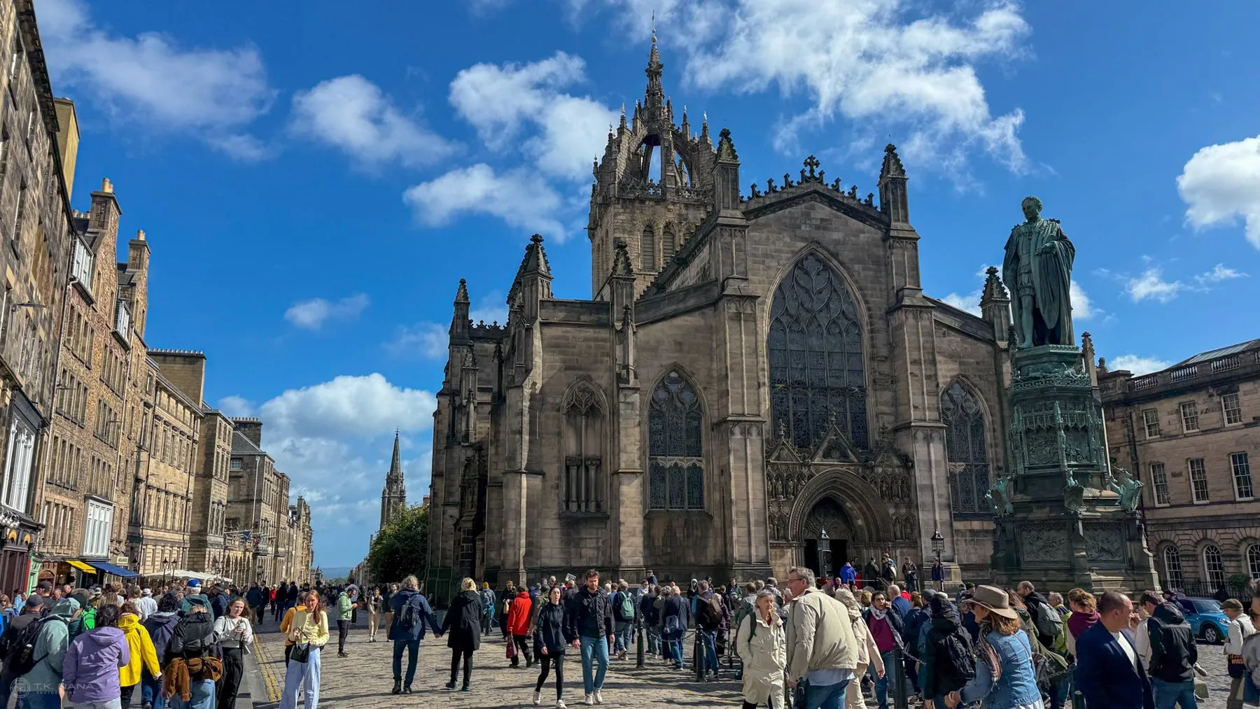 St Giles’ Cathedral on the Royal Mile, crowded with visitors