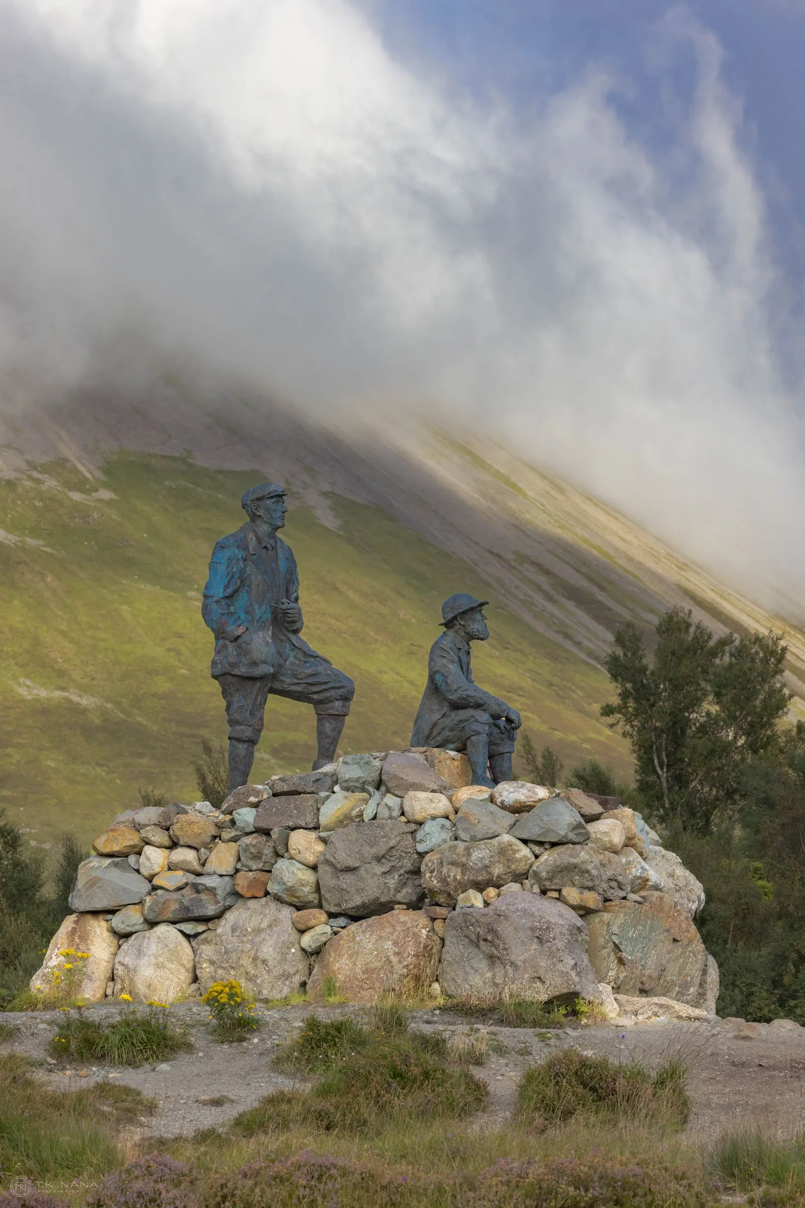 The Sligachan statue under cloud-wrapped hills