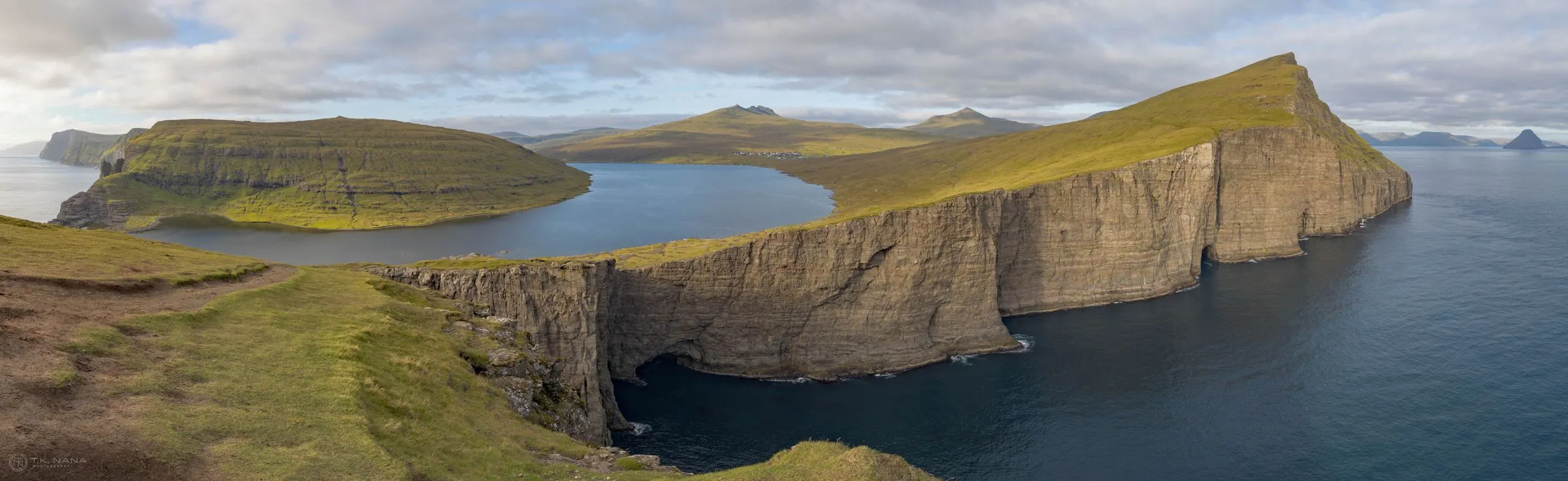 Sørvágsvatn lake on the cliff edge, panorama